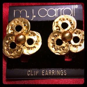 Vintage gold tone clip earrings